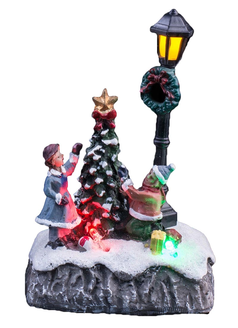 Thắp sáng cảnh Giáng sinh với trẻ em trang trí cây thông Noel