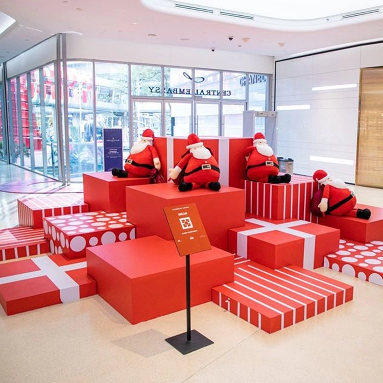 Trang trí giáng sinh màu đỏ thời trang cho trung tâm mua sắm