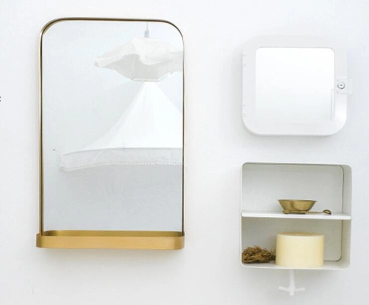 Gương treo tường bằng kim loại mỏng khung vàng có kệ lưu trữ