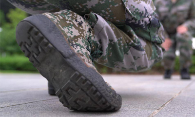 Giày canvas màu xanh quân đội