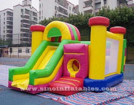 Bữa tiệc trẻ em ngoài trời kết hợp bơm hơi lâu đài bouncy với các cột trụ bên trong được sản xuất tại nhà máy bơm hơi Trung Quốc