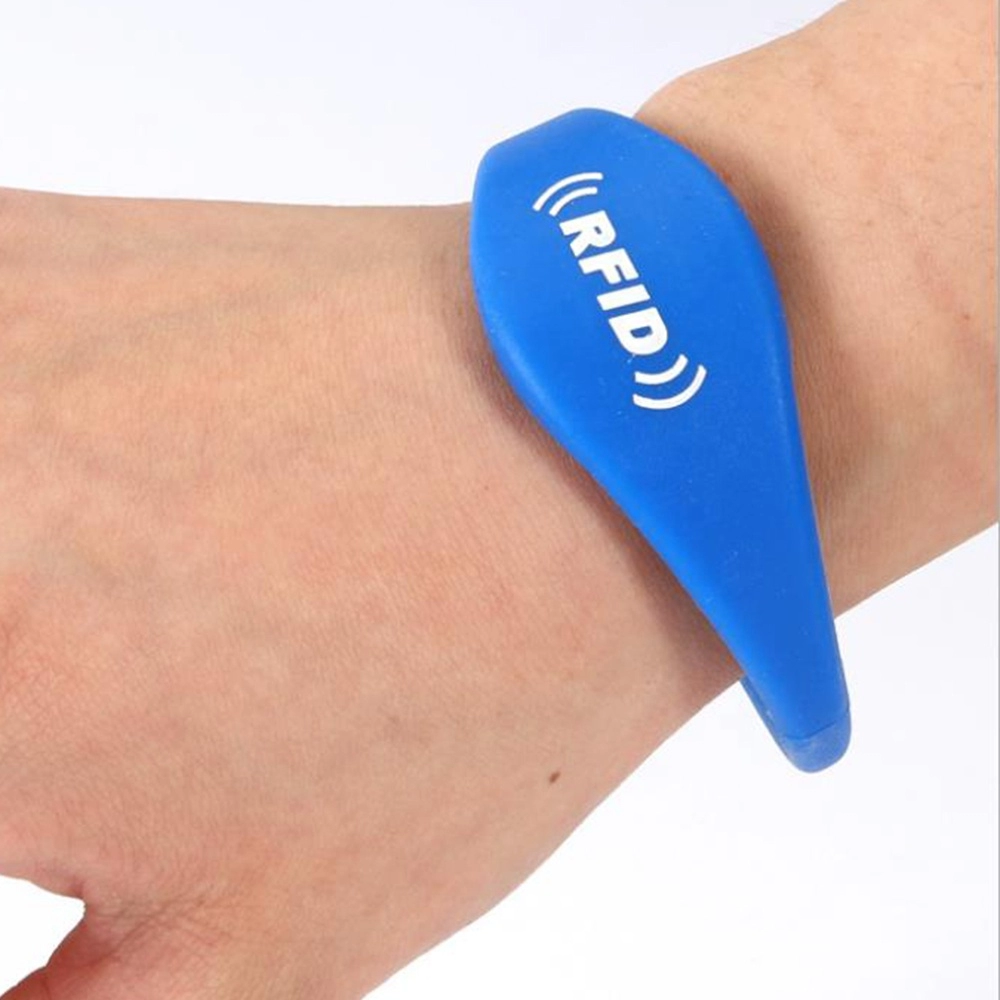 Bán buôn Vòng tay lân cận thông minh tùy chỉnh Kiểm soát truy cập Dây đeo cổ tay RFID mềm silicone