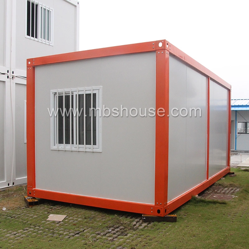 Nhà container đúc sẵn nhỏ với bộ phụ kiện phòng tắm